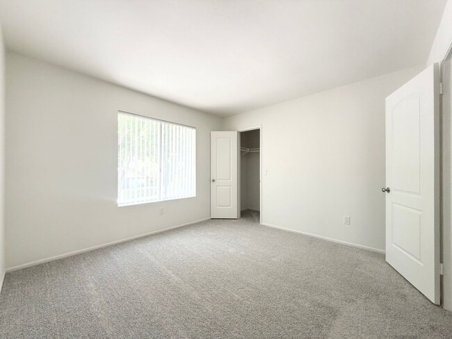 Building Photo - Spacious Townhome in Fire Mtn. w/ Attached Garage!