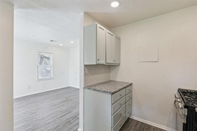 Building Photo - 1006 SE 51st St