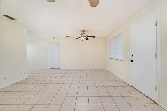 Building Photo - 3/2 Home in Daytona Beach