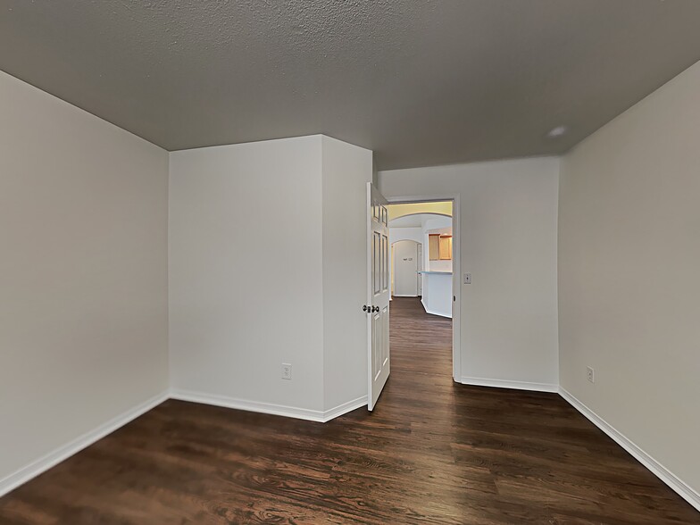 Building Photo - 802 NW 9th Pl