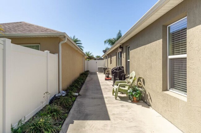 Building Photo - M3025 Bartow (VSNW/M10)