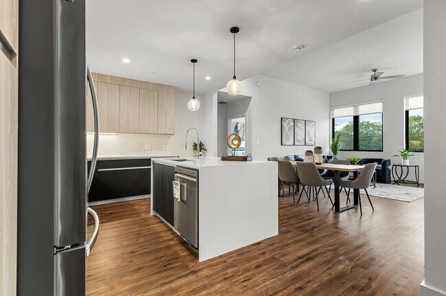 Building Photo - 5515 Humming Bird Ln