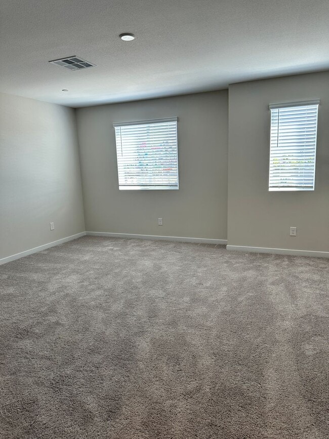 Building Photo - Brand New Town Home