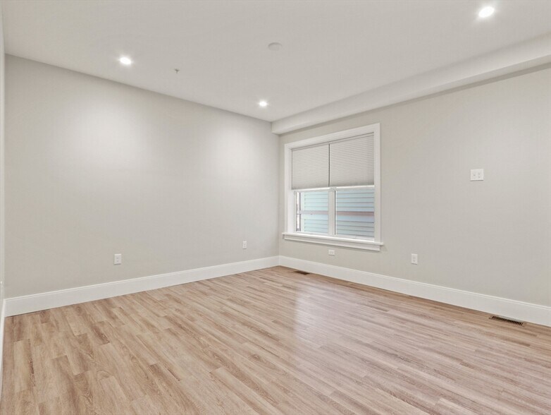 Building Photo - 27 Vinton St