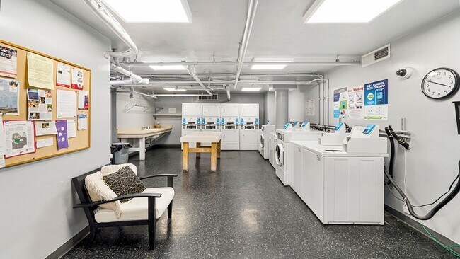 Building Photo - Luxury Penthouse Newly Renovated 1 Bed + D...