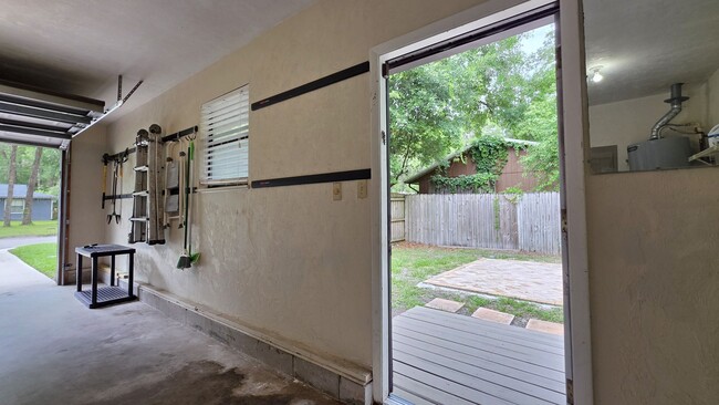 Building Photo - FOR RENT 2 bed 2 bath 1 car garage home.