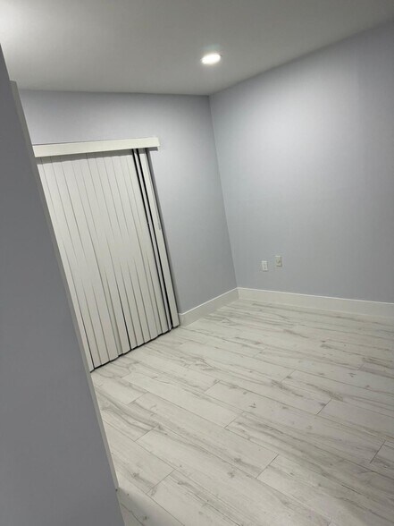 Building Photo - 8812 N Crescent Dr