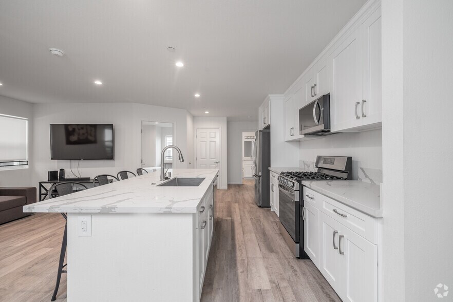 5BR, 3BA - 1,816SF - Kitchen - USC Student Housing - The Hive On Ellendale
