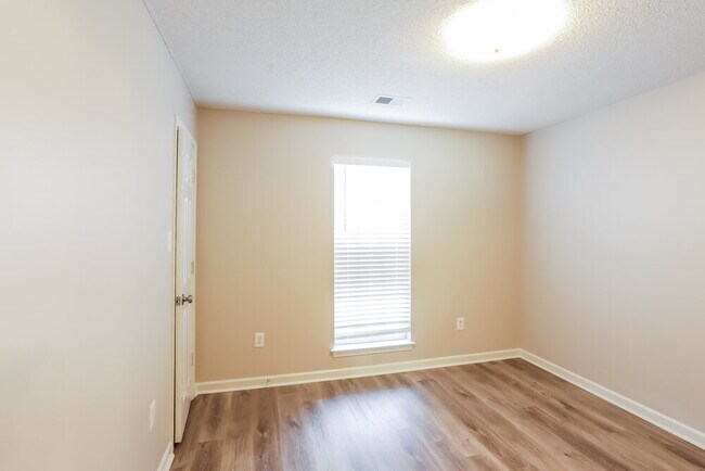 Building Photo - 2571 Hunters Pointe Dr