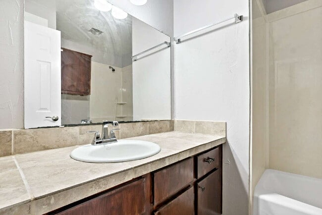 Building Photo - 2 bed, 1 bath townhome at the center of College Station