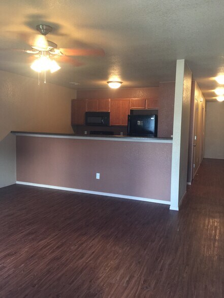 Building Photo - 903 Meadowlands Dr