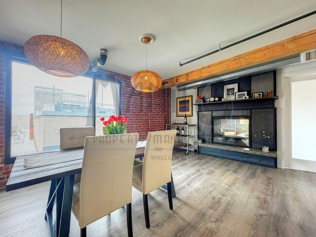 Building Photo - Stunning & Spacious Penthouse Condo