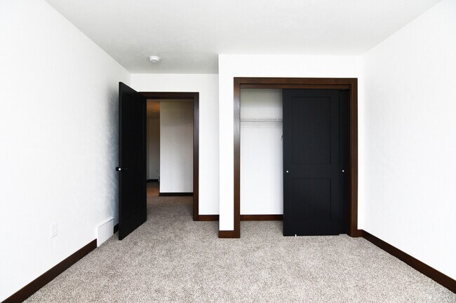 Building Photo - 735 Hoffman Rd