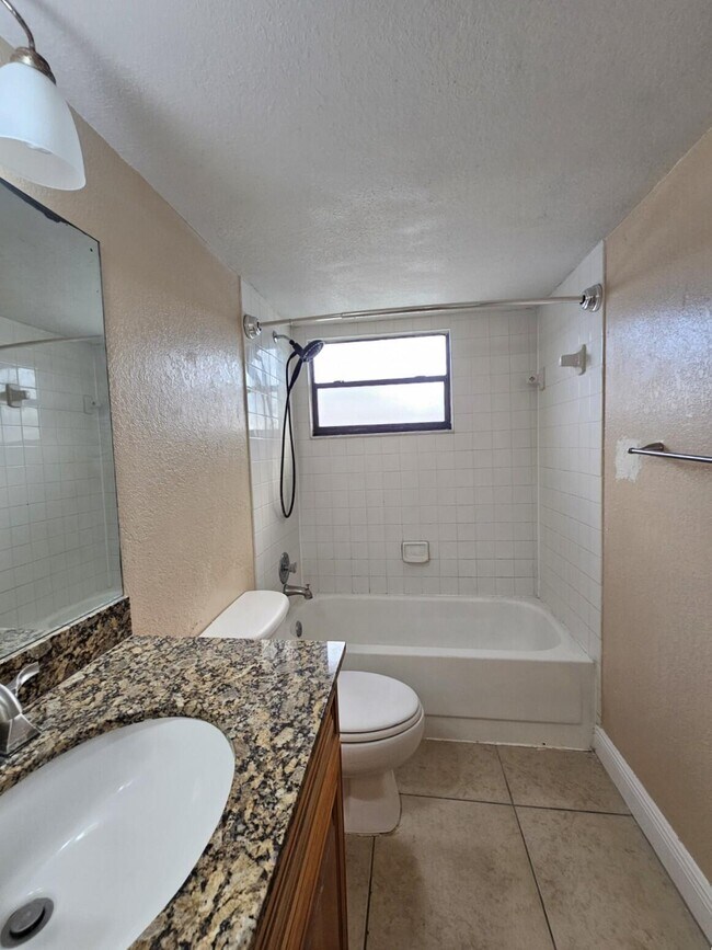 Building Photo - 1543 Lake Crystal Dr