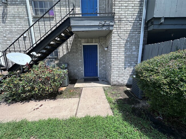 Building Photo - 9700 Leawood Blvd