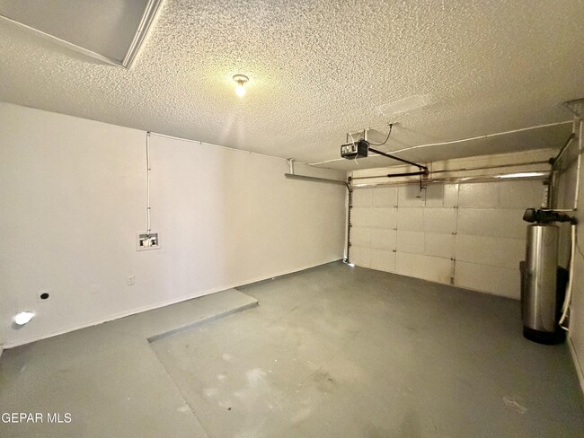 Building Photo - 1808 Loanda Ln