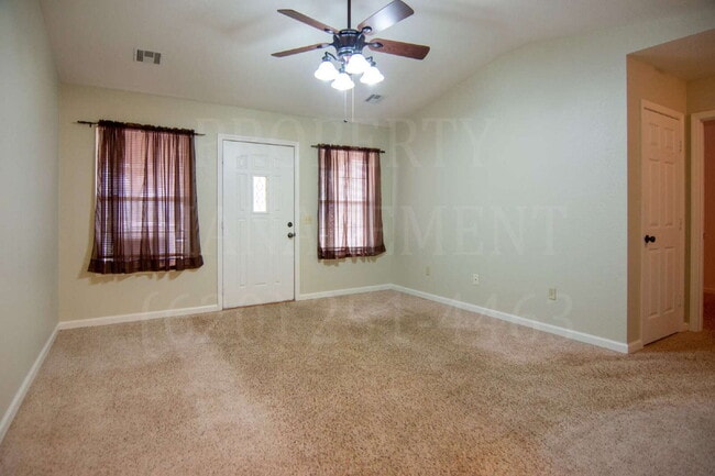 Building Photo - 2 bedroom, 2 bath duplex in Oklahoma