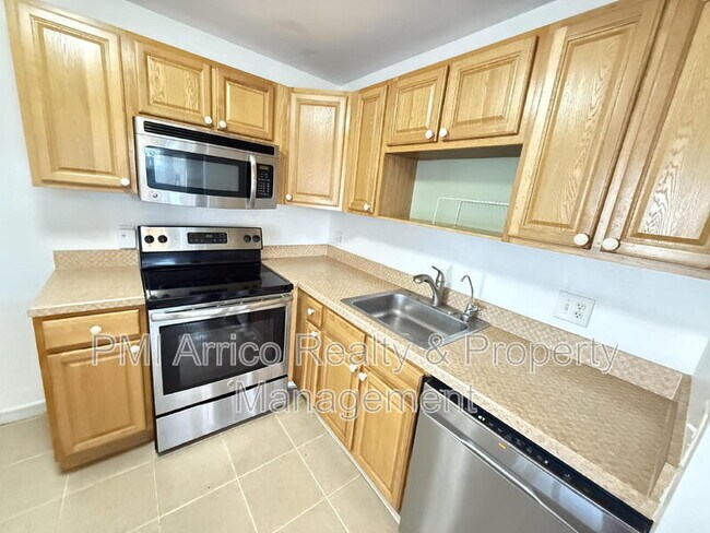 Building Photo - 2202 Clubhouse Dr