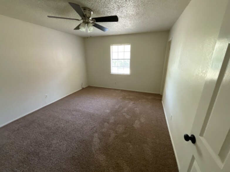 Building Photo - 5221 Kingston Dr