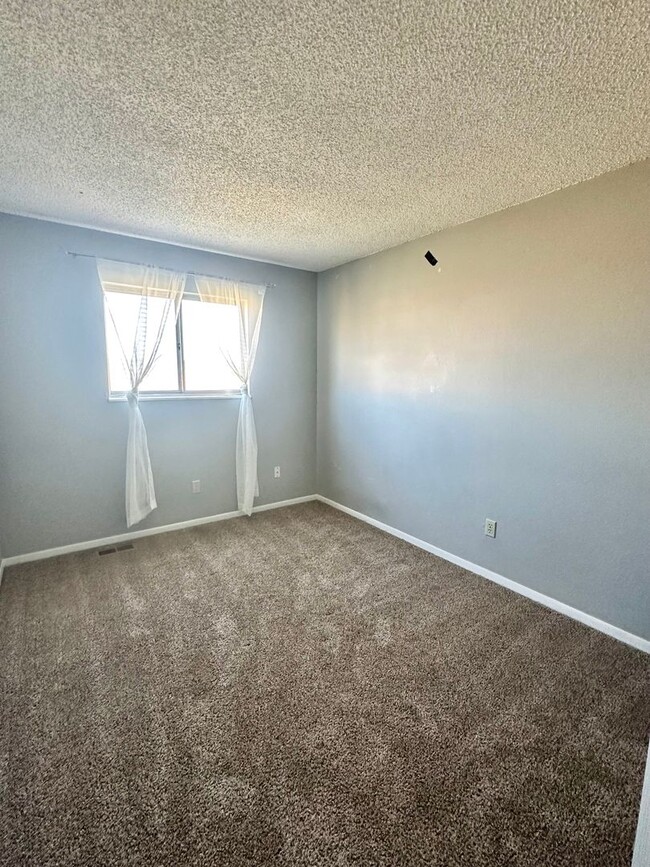 Building Photo - Move In Ready!! 3 Bedroom, 1 1/2 Baths, 2 ...