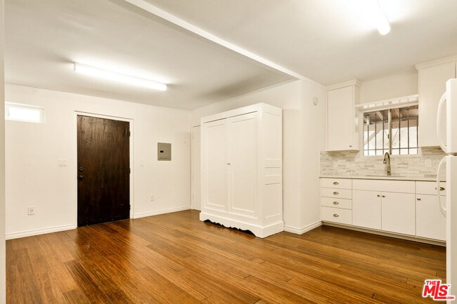 Building Photo - 637 N Alta Vista Blvd