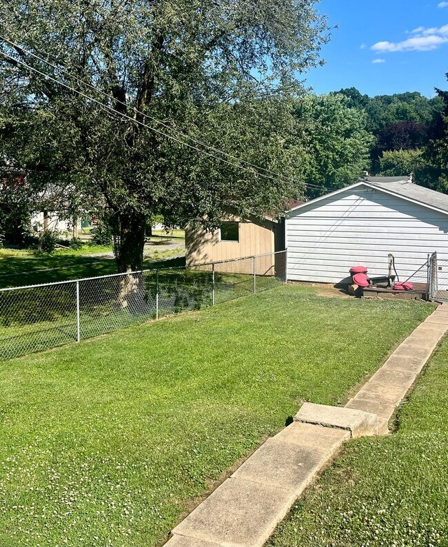 Building Photo - Available Now! 3 Bed, 1 Bath in Boyertown