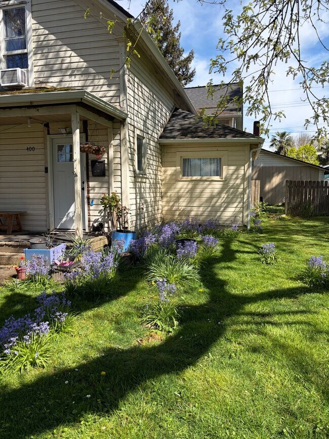 Building Photo - Newly Remodeled Two Bedroom with Sun Room!