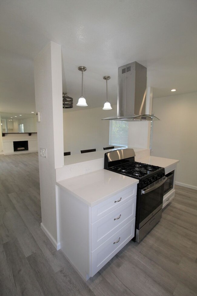 Building Photo - Remodeled Ventura Keys Duplex