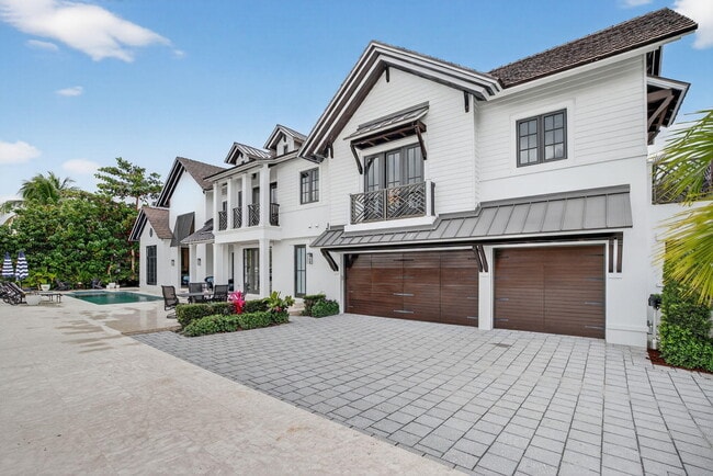 Building Photo - 400 Mola Ave