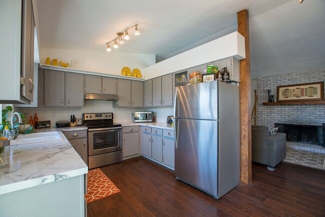 Building Photo - Charming 3-Bedroom Home on a Spacious Corn...