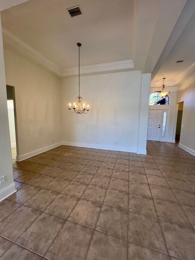 Building Photo - 2115 N Lakecrest Loop
