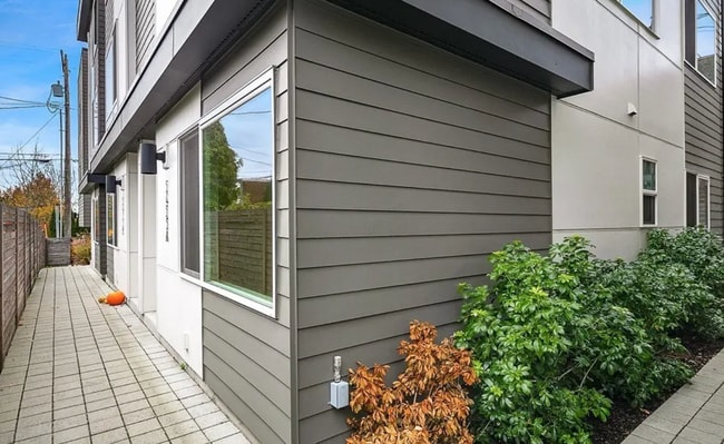 Building Photo - 5433A California Ave SW