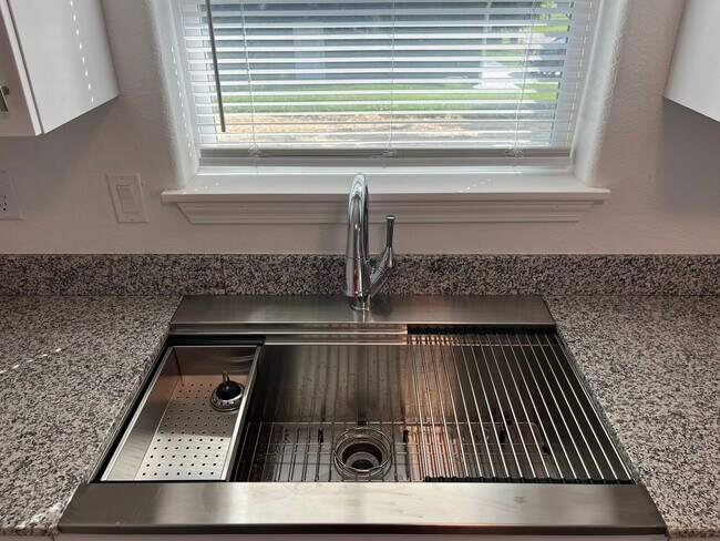 Building Photo - 949 St Louis St