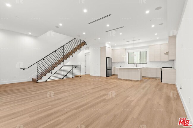 Building Photo - 1541 1/2 Hi Point St