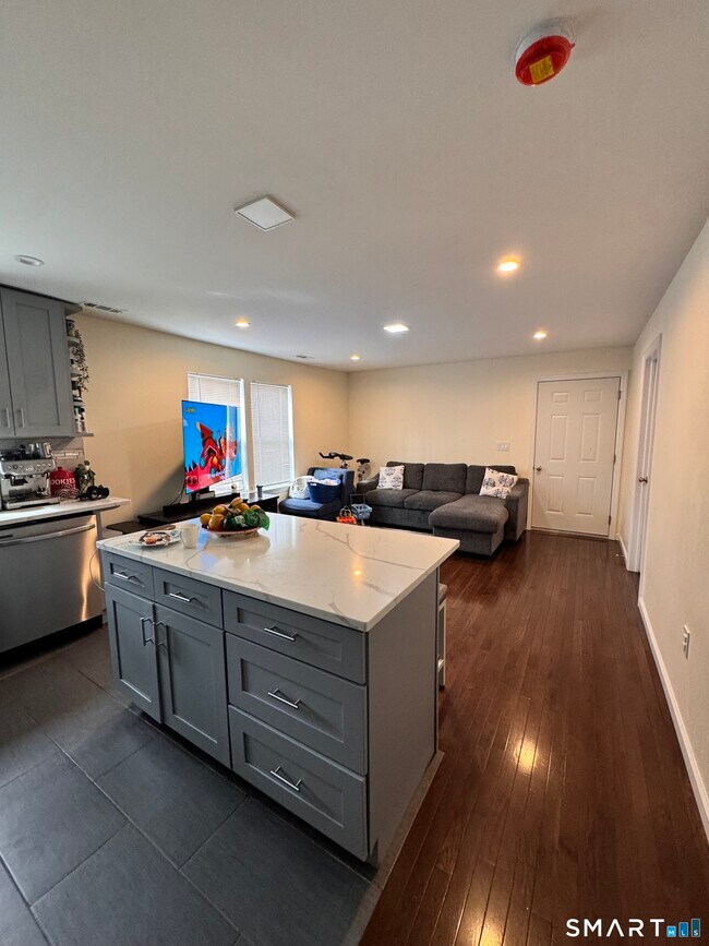 Building Photo - 18 Soundview Ave