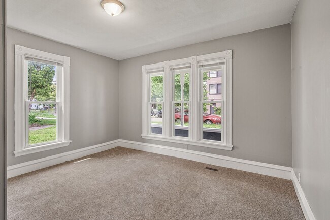 Building Photo - 3BR/1 Bath Lower Level Duplex in Northeast...