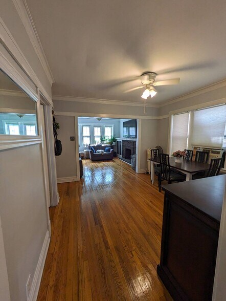 Building Photo - 3824 N Sawyer Ave