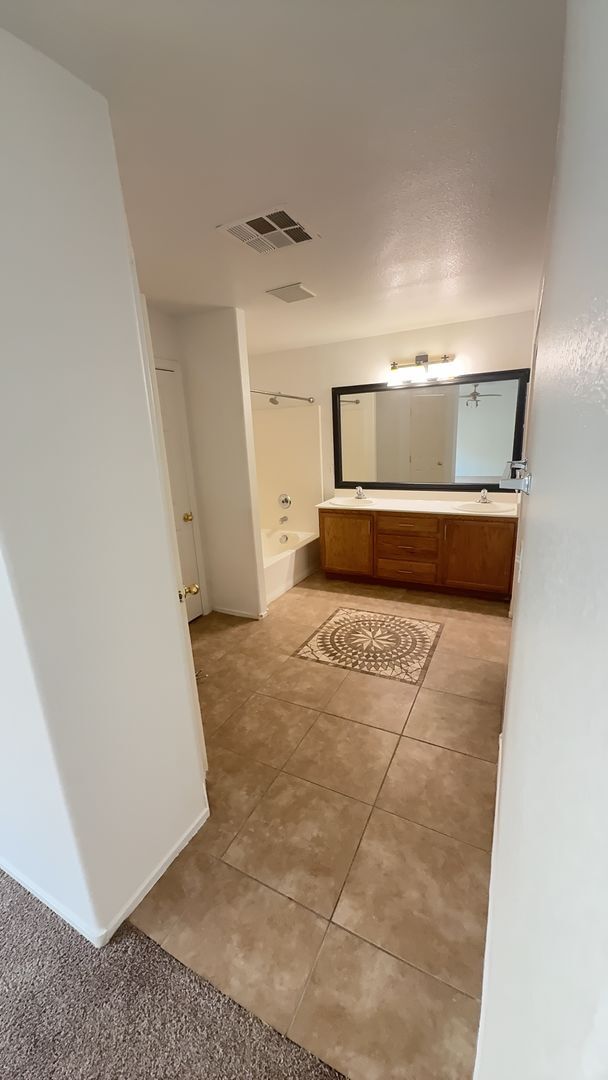Building Photo - Very Nice 4 bedroom 2 1/2 Bath Home For Re...