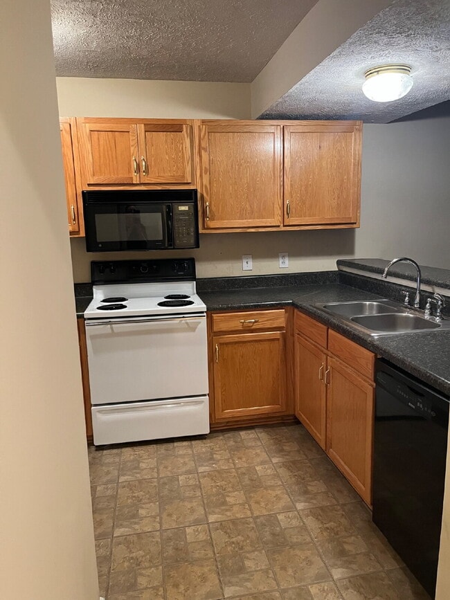Building Photo - "Charming 2-Bedroom Townhouse with 2.5 Baths in Murfreesboro – Spacious 1,290 Sq Ft Living!"