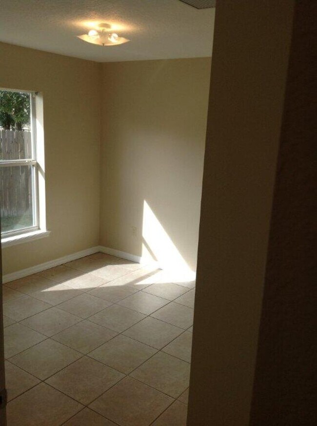 Building Photo - Taft Area/S Orange Ave - Cute 3 bedroom 2 ...