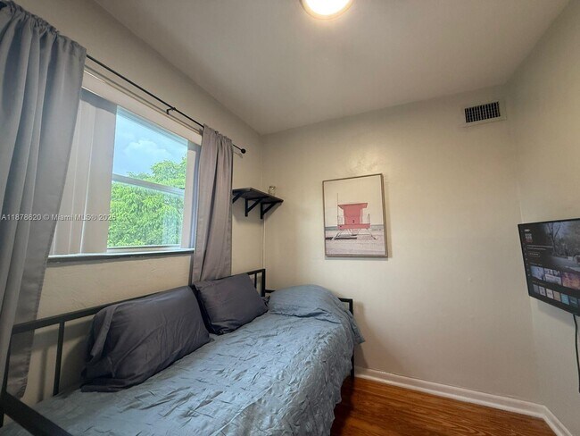 Building Photo - 1289 Marseille Dr