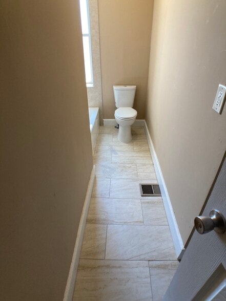 Bathrrom - 1950 Clarence St