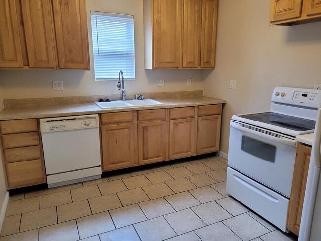 Building Photo - 317 E Mill St