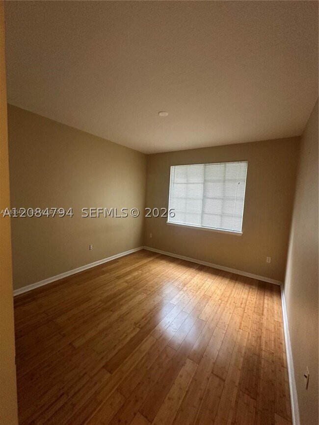 Building Photo - 2212 Myrtlewood Cir E