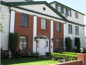 Doheny Court - 427 N Doheny Dr