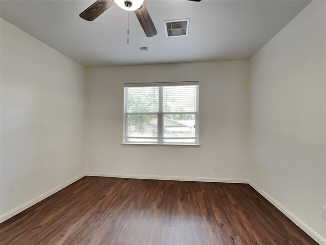 Building Photo - 2037 Vanamen Ct