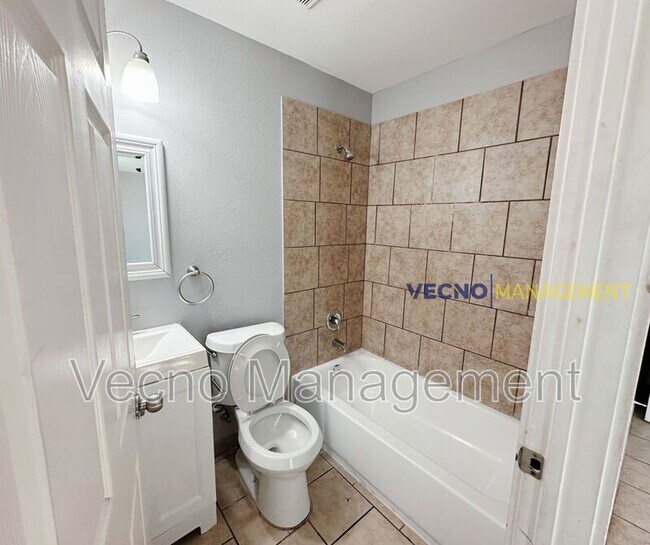 Building Photo - 302 Cooper St