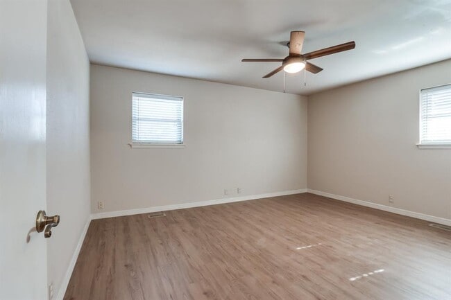 Building Photo - 11208 Surrey Hills Blvd