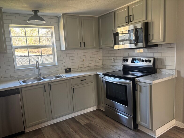 Eat in kitchen - 528 France Ln