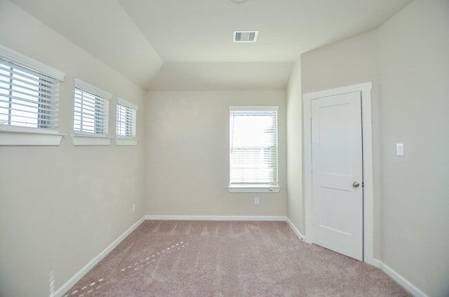 Building Photo - Beautiful 2 story home with 4 bedrooms, 2,...